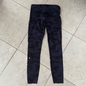 Army Lulu Lemon ankle leggings. Size 6. Has 2 pockets